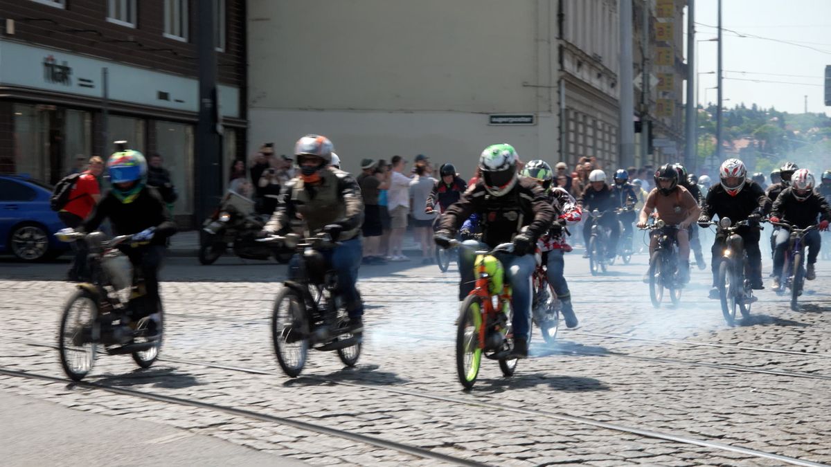 Z Prahy do Českého Dubu na mopedech Stadion. Tajný závod Race of Champions oslavil 42. ročník